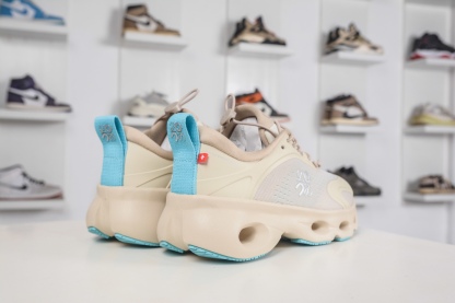 LOEWE羅意威 x ON昂跑 聯名款 Cloudsolo 
貨號: 3WF30604606
尺碼：36 36.5 37 37.5 38 38.5 39 40 40.5 41 42 42.5 43 44 44.5 45 46（真半碼）（⚠️袋子丟失扣10）