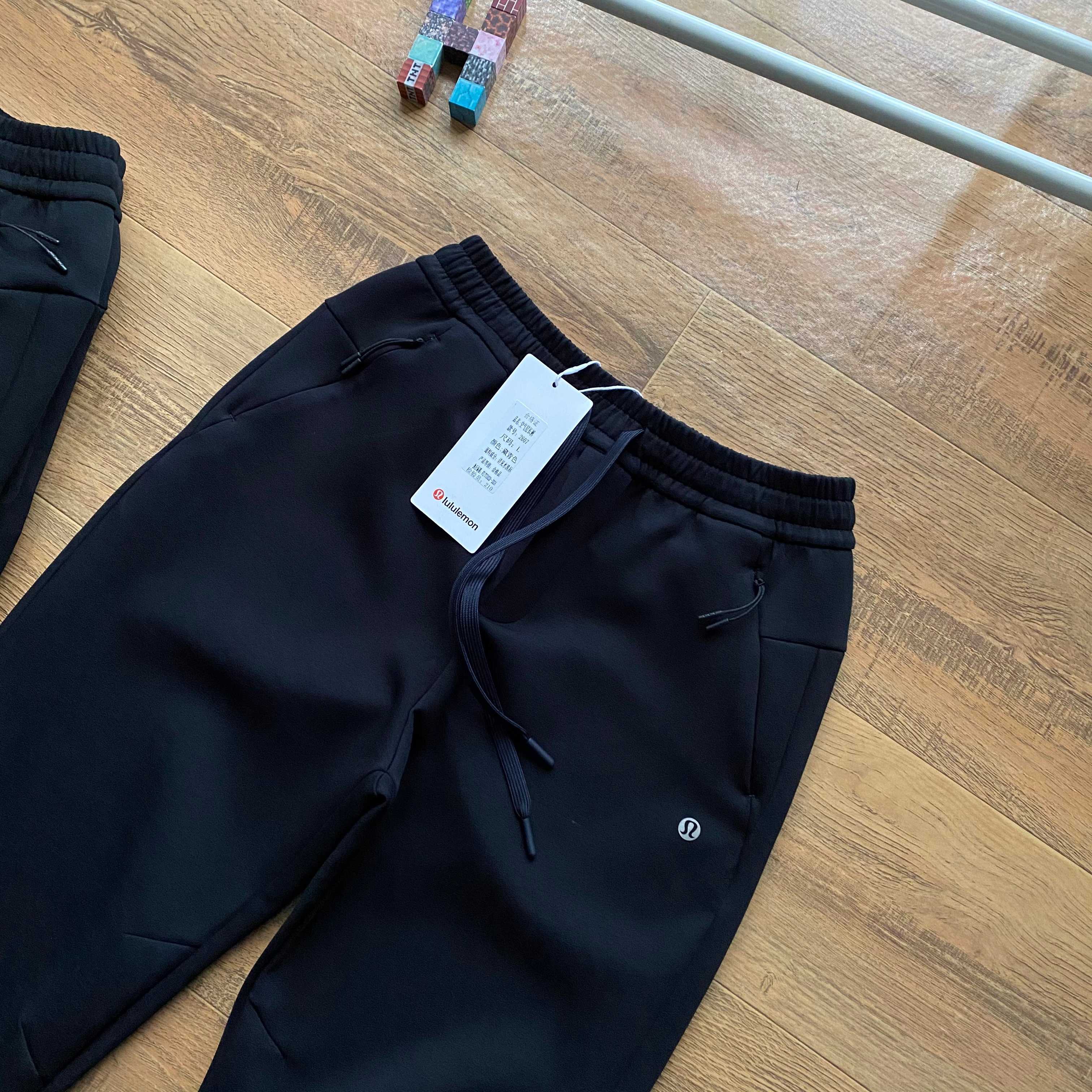 lululemon 露露  2026年春秋季新款男空氣棉休閒長褲  鬆緊腰帶 男士休閒運動衛褲！經典時尚款，客供彈力空氣層面料，軟糯垂彈，舒適透氣！採用空氣棉面料，上身絲滑，柔軟親膚，舒適透氣，不起球，不褪色，耐洗耐穿，上身百搭，不臃腫！做工精細，品質保證！精美logo燙印，兩側隱藏拉鍊口袋，做工細節都非常不錯，上身簡約百搭！立腰部鬆緊抽繩，兩側拉鍊口袋，做工走線整齊密集，高品質精品貨，空氣層面料定織定染，無色差。寬松版型，不挑腿型，更加遮肉顯瘦，烘托休閒隨意舒適的氣氛，不管怎麼穿搭都好看！