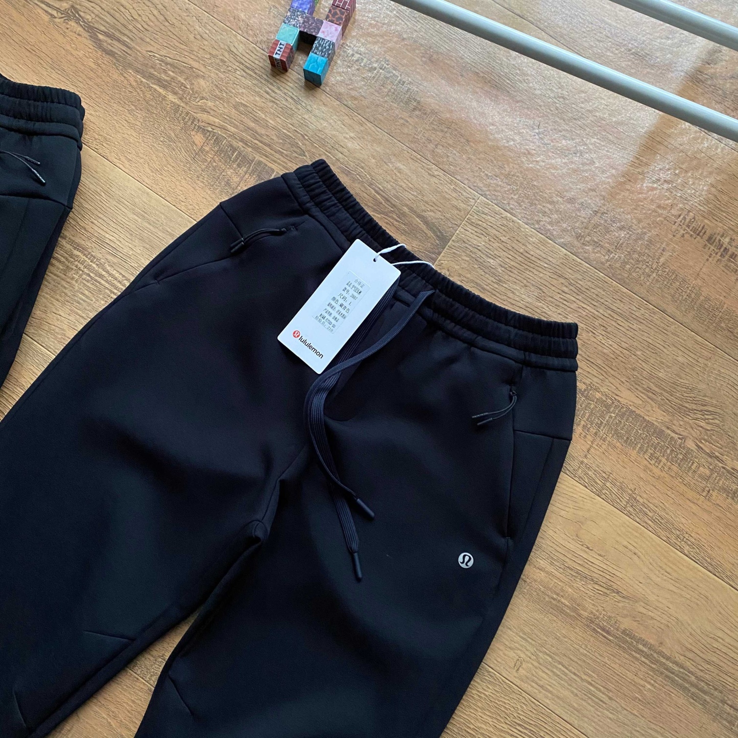 lululemon 露露  2026年春秋季新款男空氣棉休閒長褲  鬆緊腰帶 男士休閒運動衛褲！經典時尚款，客供彈力空氣層面料，軟糯垂彈，舒適透氣！採用空氣棉面料，上身絲滑，柔軟親膚，舒適透氣，不起球，不褪色，耐洗耐穿，上身百搭，不臃腫！做工精細，品質保證！精美logo燙印，兩側隱藏拉鍊口袋，做工細節都非常不錯，上身簡約百搭！立腰部鬆緊抽繩，兩側拉鍊口袋，做工走線整齊密集，高品質精品貨，空氣層面料定織定染，無色差。寬松版型，不挑腿型，更加遮肉顯瘦，烘托休閒隨意舒適的氣氛，不管怎麼穿搭都好看！