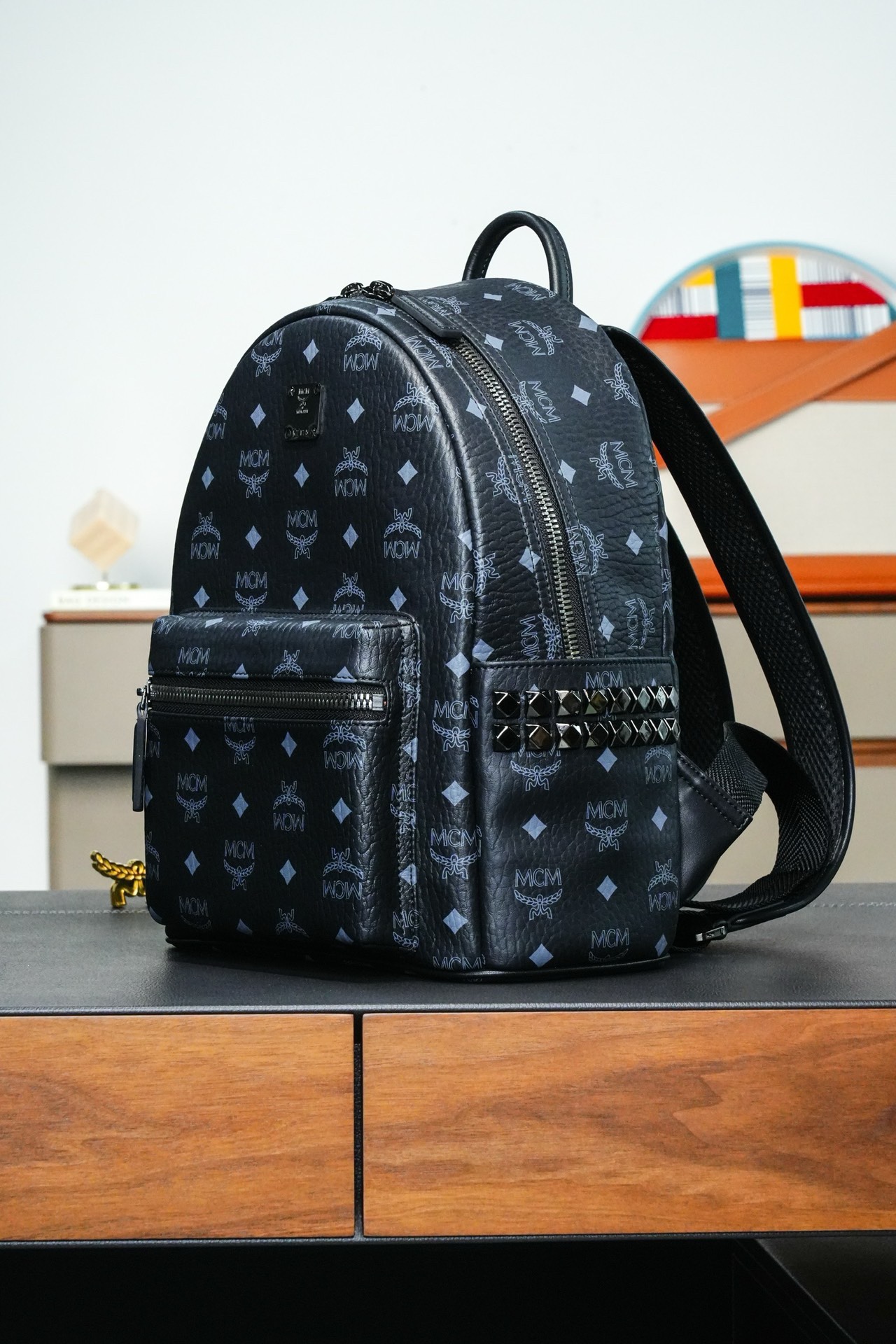 ⚠️®全新升级®𝙈𝘾𝙈 𝙎𝙩𝙖𝙚𝙠 𝙑𝙞𝙨𝙚𝙩𝙤𝙨
实拍黑色小号#铆钉双肩包老花满印黑色标志性的 Visetos 黑色涂层 # 结构化设计拥有宽敞的内部空间和金字塔形铆钉饰边 造型风格前卫 # 男女同款包 # 背包里的黑酷天花板