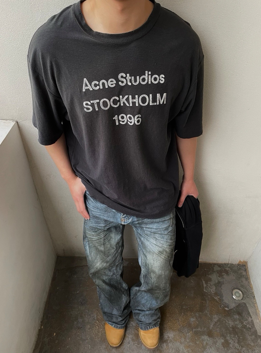 🔝Acne Studios 26SS 1996字母印花短袖T恤
面料是定制定染的32支220g原版雙紗棉，胚布經過高盂環保染色，裁大貨前還要進行高溫環縮水，降低縮水率的同時使得手感更柔軟舒適，印花方面必須五層膠漿，第一遍必須為進口打底漿，填平布料上極為細小的線洞，再由高溫床烤乾再劇頗色，採用油墨因熱平網印花，一共刷五層，每一層間隔為時間為30分鐘，才能保證出來的成品保持原版的質感，全套開發輔料
尺碼：S-XL