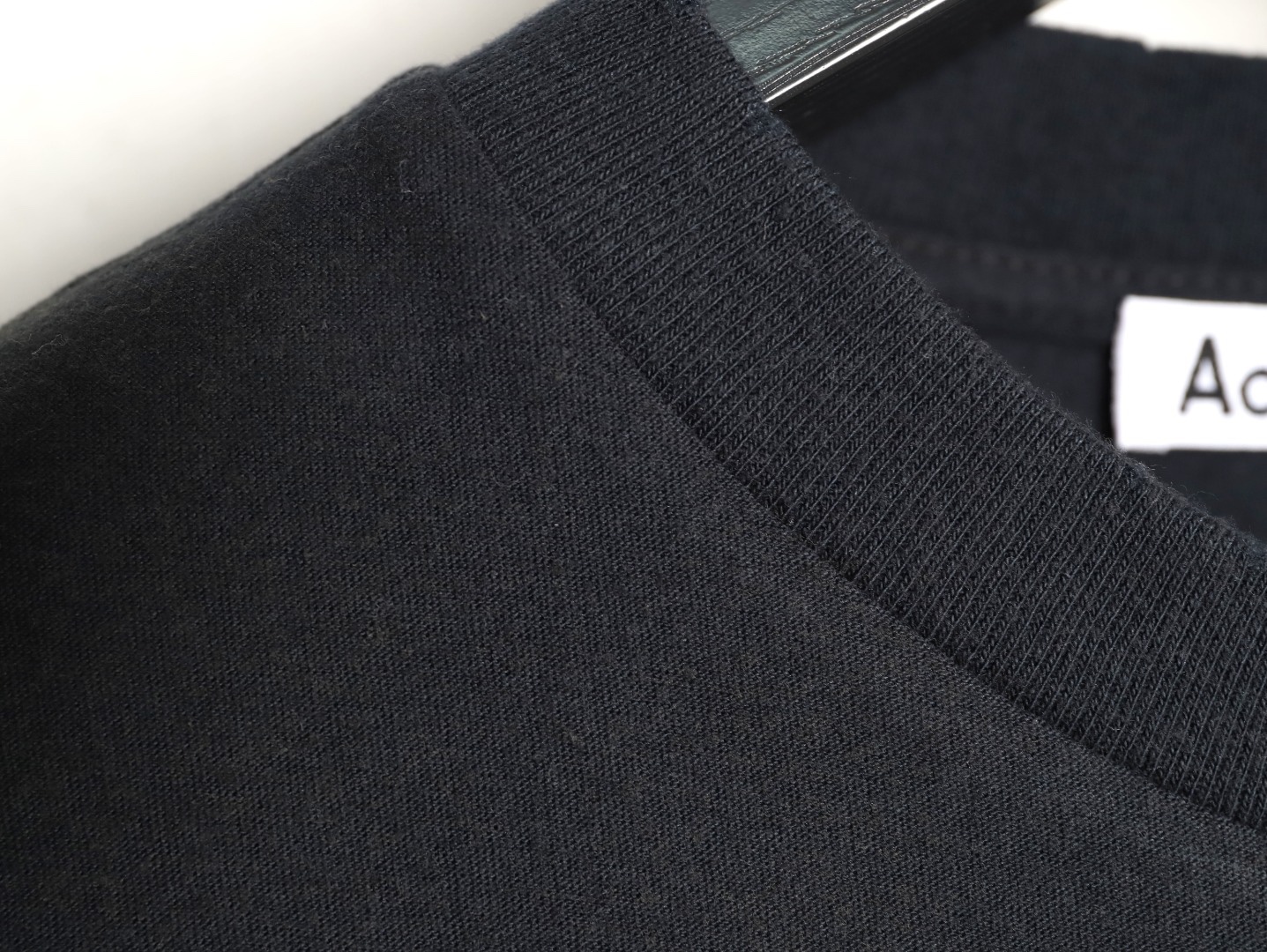 🔝Acne Studios 26SS 1996字母印花短袖T恤
面料是定制定染的32支220g原版雙紗棉，胚布經過高盂環保染色，裁大貨前還要進行高溫環縮水，降低縮水率的同時使得手感更柔軟舒適，印花方面必須五層膠漿，第一遍必須為進口打底漿，填平布料上極為細小的線洞，再由高溫床烤乾再劇頗色，採用油墨因熱平網印花，一共刷五層，每一層間隔為時間為30分鐘，才能保證出來的成品保持原版的質感，全套開發輔料
尺碼：S-XL