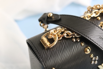 原版品質50306/50280/50282 原版中號[玫瑰]貨比三家，請認准內碼：0088[太陽][太陽]LV最新最火款Twist Denim出貨了💃此款Twist中號手袋飾有由刻有圖案的花形金色與銀色鉚釘組成的旭日花紋，與巴黎芳登廣場路易威登旗艦店前的巨型太陽雕像遙相呼應。由Epi皮革裁制而成，打造優雅晚裝造型的珍貴之選。 外型小巧，別緻的弧形底座增加了手袋容量[強]可調節鏈條適合斜跨或優雅的肩背[強]中號尺寸:23*18*8cm