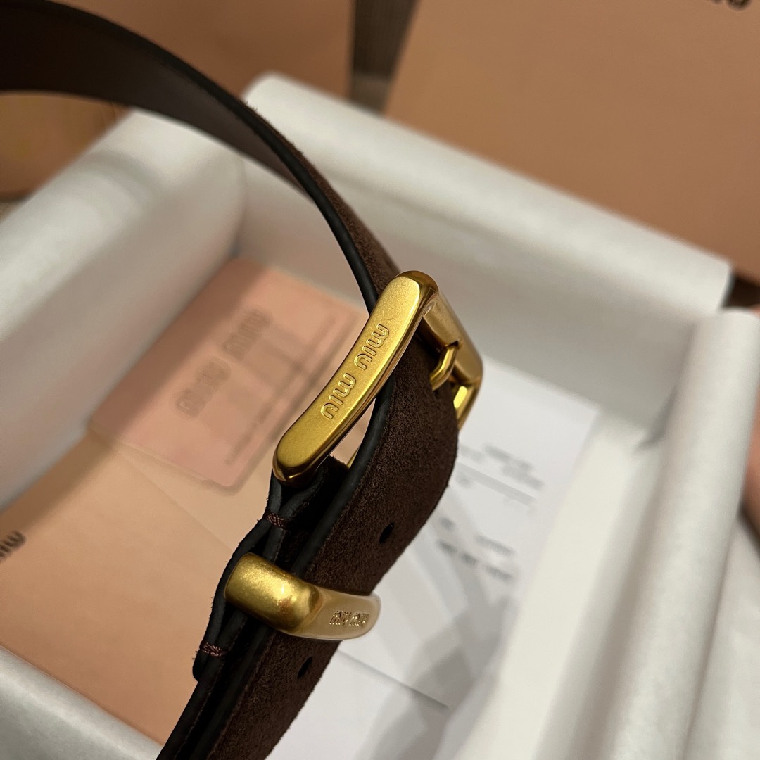 MiuMiu 今年大爆款上新‼️‼️
皮質絨面 冬天超適合絨絨的
這就是野性與可愛結合的反差美！
關但寬度粗 腰頭大 有一種野性與可愛結合的反差美～
炎名系上有甜酷甜酷的氛圍感喔#
寬度 ：3.5cm