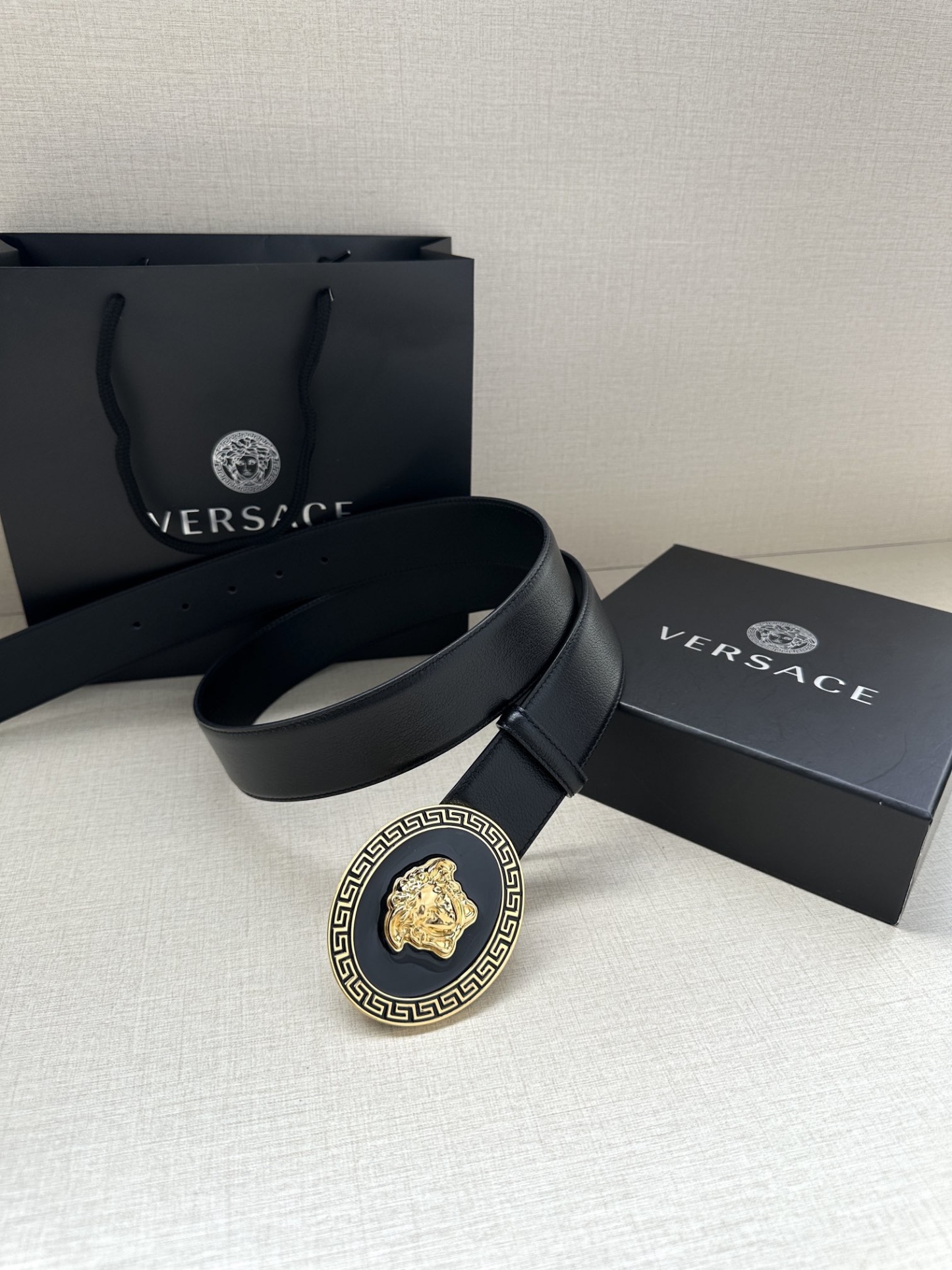 寬度：4.0cm （範思哲） 此款橢圓五金配件、腰帶飾有標誌性的Versace美杜莎頭像扣，彰顯品牌格調。是一款精美的衣櫥必備單品。