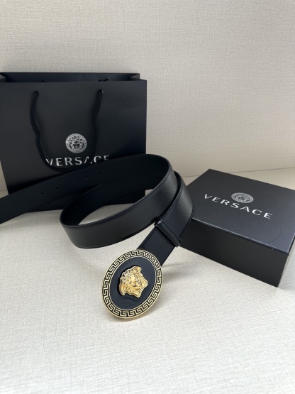 寬度：4.0cm （範思哲） 此款橢圓五金配件、腰帶飾有標誌性的Versace美杜莎頭像扣，彰顯品牌格調。是一款精美的衣櫥必備單品。