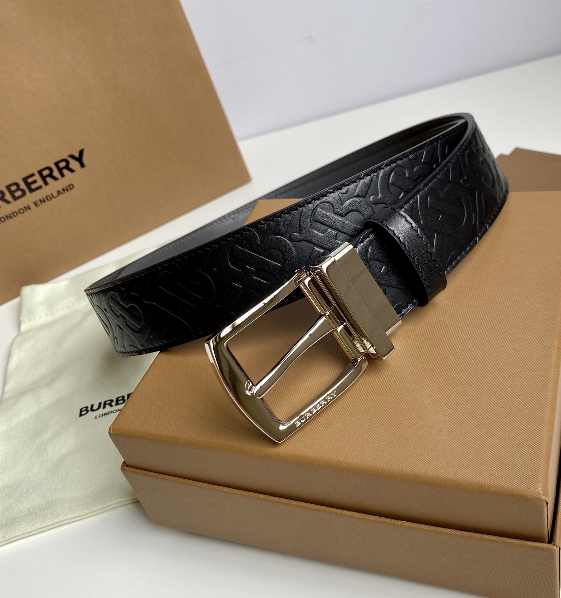 Burberry巴寶莉專櫃同步上新🎉🎉意大利制腰帶 裝飾品牌專屬標識壓花圖案 搭配鍍鈀金搭扣  營造精緻設計感 寬:3.5cm  精緻優雅