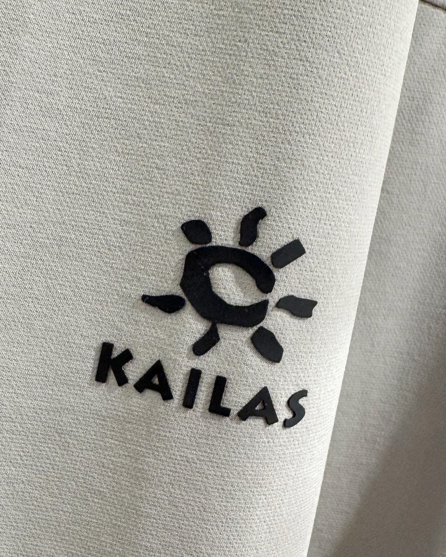 KAILAS‌/凱樂石春秋薄款輕量化衝風衣上衣外套】輕裝上陣！風雨無阻！

解鎖春秋戶外自由！輕到能揣進包里，卻能扛住風雨突襲！

極致輕量化面料，告別臃腫，上身輕若無物，跑步、騎行不束縛，戶外通勤也能利落有型！

透氣膜科技，運動時快速排汗，避免悶熱黏膩，春秋穿剛剛好！

立領剪裁護住脖頸，阻擋冷風灌入！

戶外級耐造，耐磨抗撕裂，口袋拉鍊防掉物，細節拉滿，徒步、騎行都穩！

極簡純色，內搭衛衣、T恤都好看，日常出街也能穿出高級感！

顏色:岩石灰  神秘黑
尺碼:L-3xL
L碼：   胸