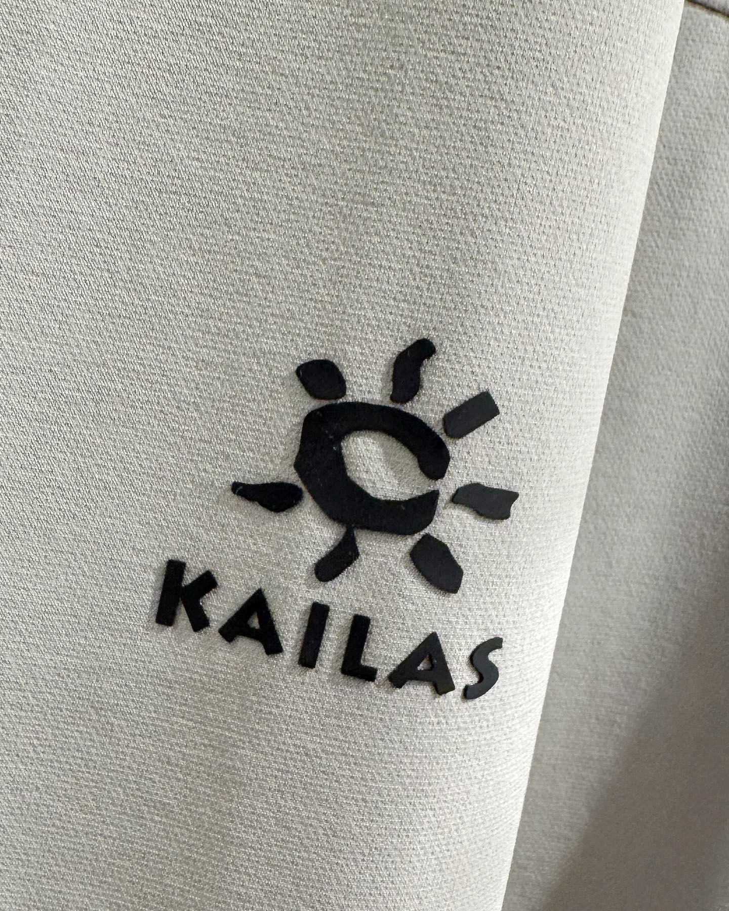 KAILAS‌/凱樂石春秋薄款輕量化衝風衣上衣外套】輕裝上陣！風雨無阻！

解鎖春秋戶外自由！輕到能揣進包里，卻能扛住風雨突襲！

極致輕量化面料，告別臃腫，上身輕若無物，跑步、騎行不束縛，戶外通勤也能利落有型！

透氣膜科技，運動時快速排汗，避免悶熱黏膩，春秋穿剛剛好！

立領剪裁護住脖頸，阻擋冷風灌入！

戶外級耐造，耐磨抗撕裂，口袋拉鍊防掉物，細節拉滿，徒步、騎行都穩！

極簡純色，內搭衛衣、T恤都好看，日常出街也能穿出高級感！

顏色:岩石灰  神秘黑
尺碼:L-3xL
L碼：   胸