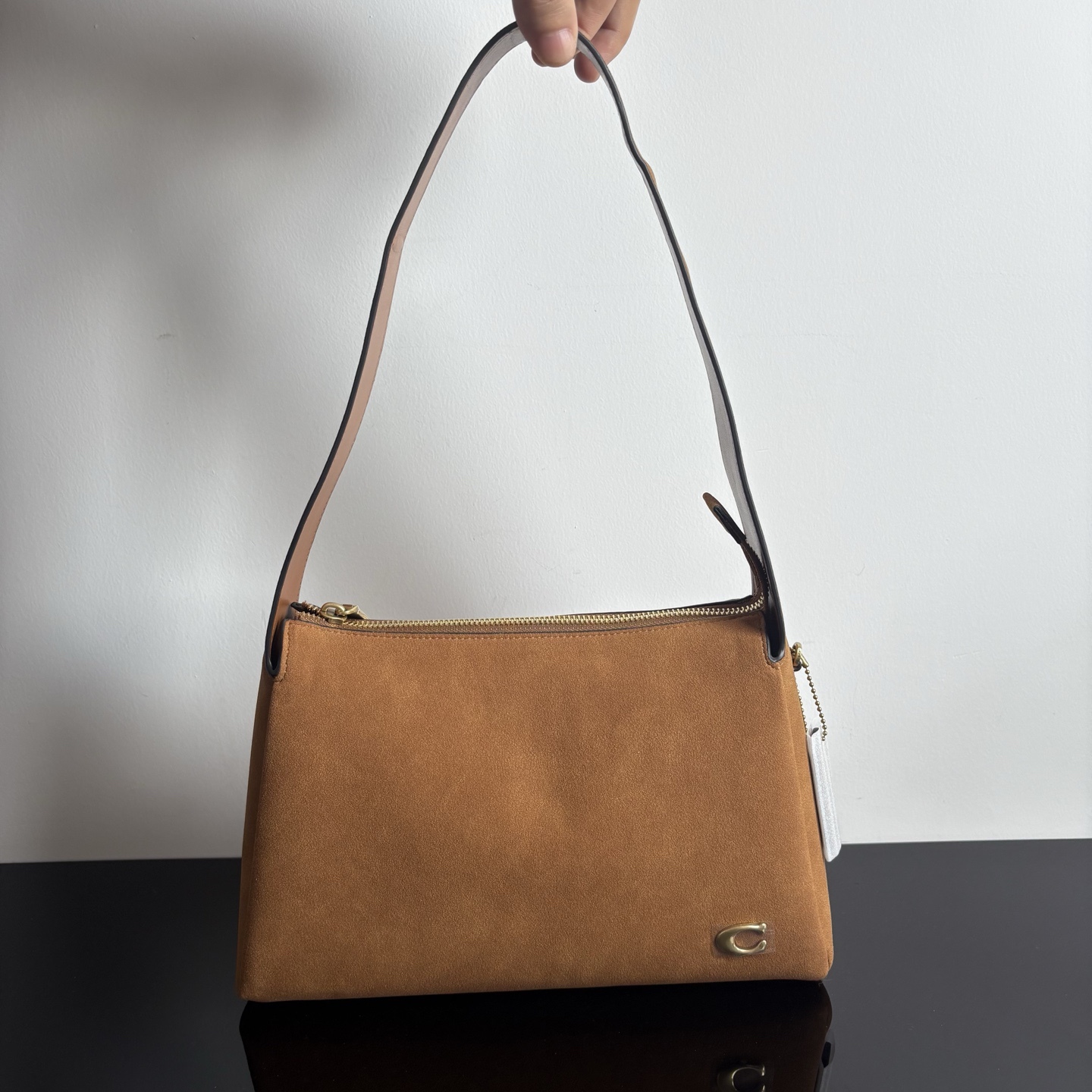 
新款hobo腋下包：CCC45荔枝紋黑色 灰色 酒紅
          CCC48鹿皮棕色 CCC48鹿皮墨綠
作為腋下包超級鬆弛下垂的風格，秋冬單品 容量超大還帶了一個磁扣的暗袋，出行遊玩或通勤都特別實用的一款。

尺寸：10*18*29。