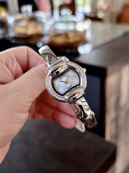 
古馳
Gucci 瑞士日內瓦最新限量款升級版到貨（後蓋全新加重處理，重做原裝對版鑲鑽字面。字面鑲嵌八箭八星兩個閃亮的鋯鑽石💎，細節誠意滿滿💎區別以往老舊版本，歡迎品鑒👏👏），表徑25mm，厚度7.5mm，藍寶石玻璃，表面把頭都有經典雙G logo設計元素，非常經典，適合小手腕佩戴，小巧玲瓏，溫婉細膩