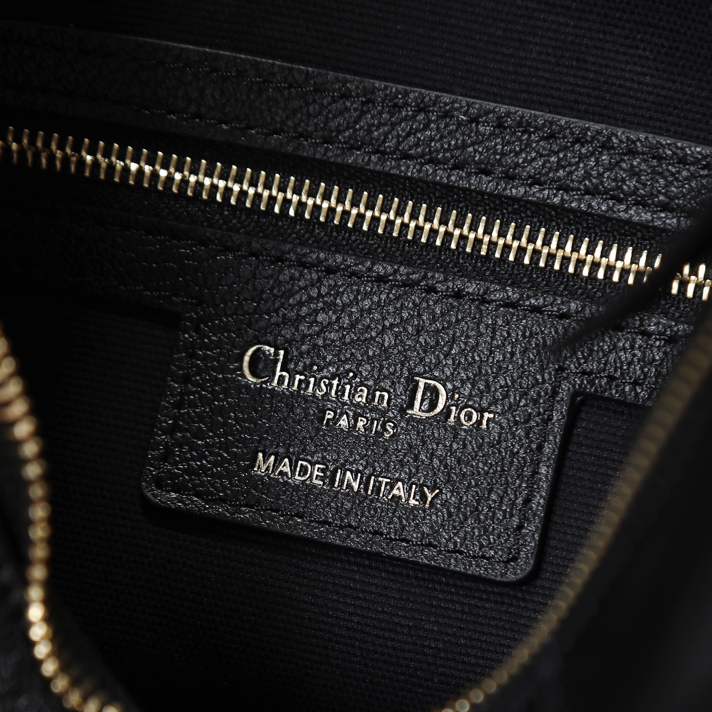 原廠皮 小號粒面牛皮 黑色 

Voyage秋冬系列油蠟皮
又是一個王炸級別，直接擊中心巴上
自帶鬆弛感，包形柔軟又隨意
復古的油蠟牛皮，經典藤紋格，雙拉鍊設計
整體高級又時髦，精緻感滿滿的字母吊墜
細節非常到位，超大的容量，自用超輕便
時髦精們都懂這款的含金量

型號：2845

size:22*9.5*15cm