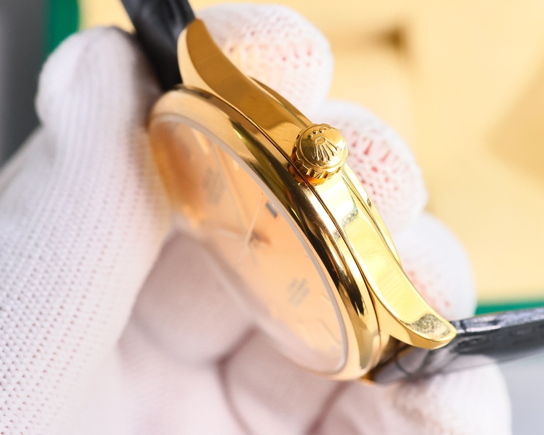 新品特推🔥🔥勞力士ROLEX（實拍圖）商務系列，全表採用316L精鋼，高檔大氣！316L精鋼打造完美多邊形弧度表殼！搭配進口藍寶石玻璃，意大利防水皮帶，原裝針扣！！！搭載原裝進口全自動機械機芯（零返修） ，直徑尺寸40mm 深度防水。 產品實物光澤手感更佳精湛  字盤刻度栩栩如生  殼套工藝都是宗師級別輕身檢驗 加上新時代機器高技鍛造  上手震撼尊貴非凡🔥AD出品 精品不斷🔥