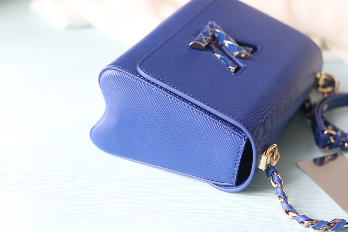 [玫瑰] 原版品質[玫瑰]歡迎貨比三家[玫瑰]款號：50396/23271/23267/23377[玫瑰][玫瑰][玫瑰]本款 Twist 中號手袋取材Epi粒面皮革。標誌性鎖扣點綴同色琺瑯，呈現絎縫效果，致意品牌硬箱內部圖案，並彰顯路易威登匠心工藝。可由日入夜背攜，釋放潮流格調。[玫瑰]
23x 17x9.5釐米(長度x高x寬) Epi 粒面皮革
Epi粒面皮革飾邊牛皮革內襯金屬件
LV Twist 扭鎖
內貼袋，配有可拆卸鏡子後側內貼袋
大號前內袋配有拉鍊袋肩帶:可拆卸，可調節包帶半長:49.0釐