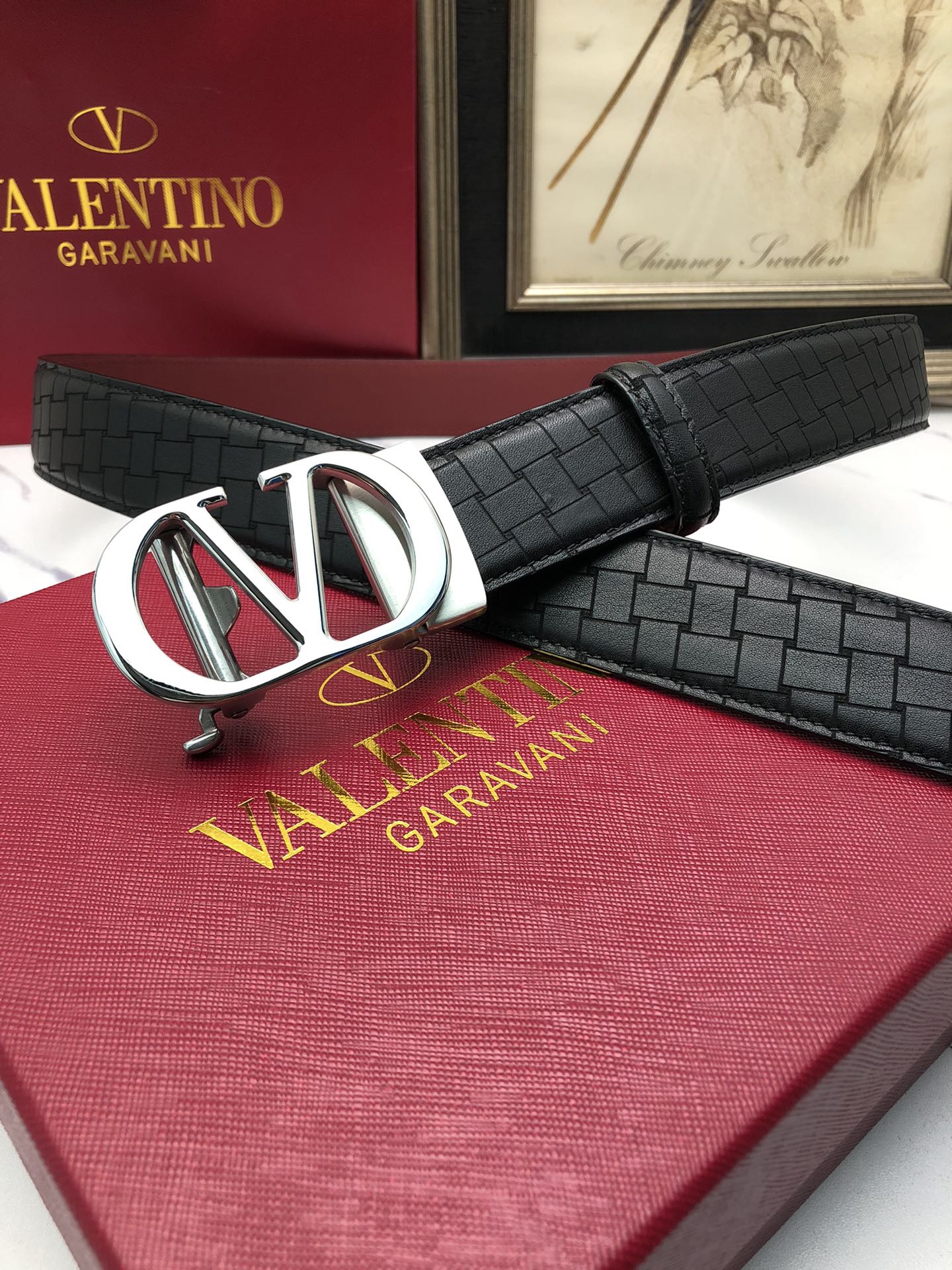 華倫天奴：原單頭層牛皮燙印花紋面，內襯頭層小牛皮底，搭配原單自動扣，可裁剪的自動帶，此款腰帶面雙採用意大利原定廠制進口牛皮帶身 ，對專版櫃足寬3.5