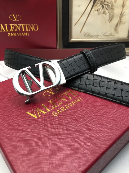 華倫天奴：原單頭層牛皮燙印花紋面，內襯頭層小牛皮底，搭配原單自動扣，可裁剪的自動帶，此款腰帶面雙採用意大利原定廠制進口牛皮帶身 ，對專版櫃足寬3.5