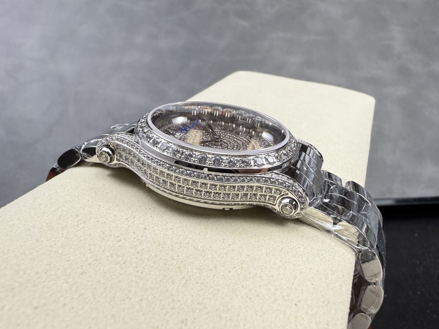 YF-新品🆕 滿鑽 快樂鑽36mm
2025最新款滿天星   原裝搭配美洲鰐魚錶帶 搭配2892機芯 蕭邦（HAPPY DIAMONDS）作為蕭邦最暢銷的系列一直以細膩的手法詮釋蕭邦標誌性靈動鑽石的概念，此系列作品柔美而時尚，都說男戴萬國女戴蕭邦 有金（進）有鑽（賺）寓意也很好。錶盤內的鑽石滾珠可自由滑行轉動，時來運轉 財運滾滾，讓每一位女性都以最迷人的造型驚艷世人。 這次給大家帶來的蕭邦快樂鑽系列 這次給大家帶來的蕭邦快樂鑽系列 是肖邦旗下最具代表性的腕表 最有特色的夾層玻璃的7顆，7顆鑽石產生自旋