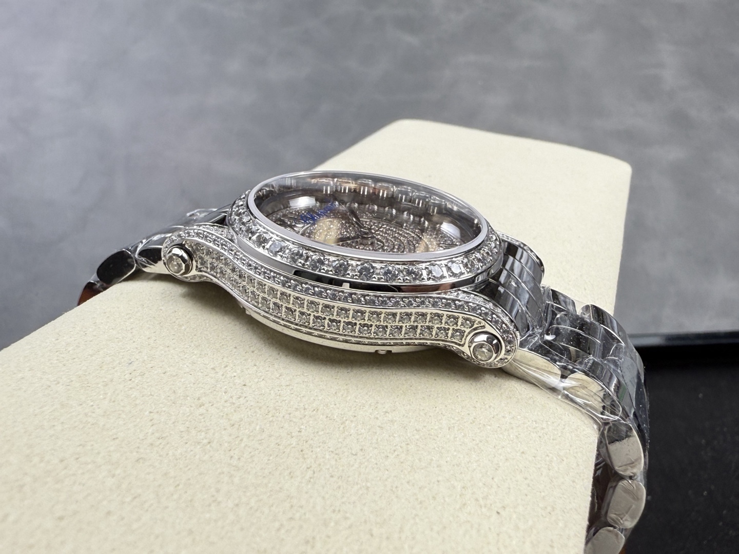 YF-新品🆕 滿鑽 快樂鑽36mm
2025最新款滿天星   原裝搭配美洲鰐魚錶帶 搭配2892機芯 蕭邦（HAPPY DIAMONDS）作為蕭邦最暢銷的系列一直以細膩的手法詮釋蕭邦標誌性靈動鑽石的概念，此系列作品柔美而時尚，都說男戴萬國女戴蕭邦 有金（進）有鑽（賺）寓意也很好。錶盤內的鑽石滾珠可自由滑行轉動，時來運轉 財運滾滾，讓每一位女性都以最迷人的造型驚艷世人。 這次給大家帶來的蕭邦快樂鑽系列 這次給大家帶來的蕭邦快樂鑽系列 是肖邦旗下最具代表性的腕表 最有特色的夾層玻璃的7顆，7顆鑽石產生自旋