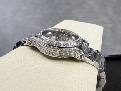 YF-新品🆕 滿鑽 快樂鑽36mm
2025最新款滿天星   原裝搭配美洲鰐魚錶帶 搭配2892機芯 蕭邦（HAPPY DIAMONDS）作為蕭邦最暢銷的系列一直以細膩的手法詮釋蕭邦標誌性靈動鑽石的概念，此系列作品柔美而時尚，都說男戴萬國女戴蕭邦 有金（進）有鑽（賺）寓意也很好。錶盤內的鑽石滾珠可自由滑行轉動，時來運轉 財運滾滾，讓每一位女性都以最迷人的造型驚艷世人。 這次給大家帶來的蕭邦快樂鑽系列 這次給大家帶來的蕭邦快樂鑽系列 是肖邦旗下最具代表性的腕表 最有特色的夾層玻璃的7顆，7顆鑽石產生自旋