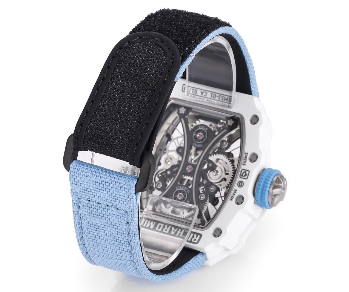 白色TPT石英纖維
【RICHARD MILLE】理查米爾RM53-01 將腕表設計與運動賽事相互結合，完美詮釋了賽場上的勇者堅定信念、頑強拼搏的精神。RM53-01以馬術運動為背景，採用多種高科技材料來抵御運動時帶來的強烈撞擊，從而保證不受破壞、正常運轉。高科技材質打造如同“護具”。“RM 53-01 PABLO MAC DONOUGH”的陀飛輪腕表，此款腕表除具備運動腕表的動感與活力外，還配備了堅固的TPT®碳纖維表殼、層壓藍寶石水晶表鏡以及固定機芯的懸浮式鋼索，有效的降低巨大衝擊、