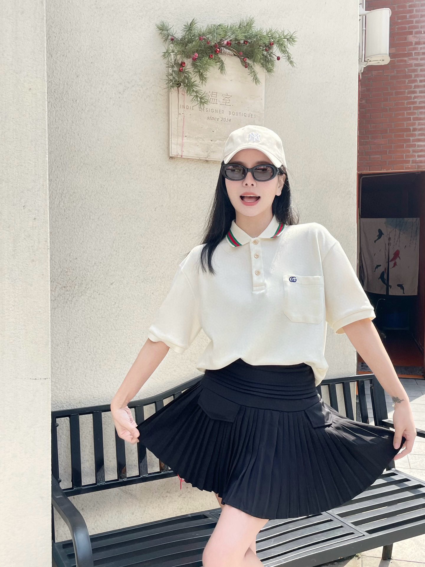 Gucci/古馳 24ss 胸口雙G刺繡Polo短袖
原品購入，採用60支雙股250克重棉氨混紡雙面珠地面料，條紋相間拼色衣領定為雙系統提花定織扁機製成。GG互扣刺繡圖案採用進口田島機器，榻榻米刺繡搭配挨針繡工藝，刺繡非常的飽滿，精細針法綿密，以榻榻米刺繡工藝打底，挨針繡描廓邊緣及字母繡花，層次清晰豐富立體。前胸無明線無散口雙層面筒，袖口縫盤螺紋同為扁機織造，採用TAJIMA進口機台加工，人工手縫領標開背領標帶防偽芯片，紐扣開模天然塔羅貝炭黑刻字牛角扣，三標輔料同步定 制。經典翻領設計