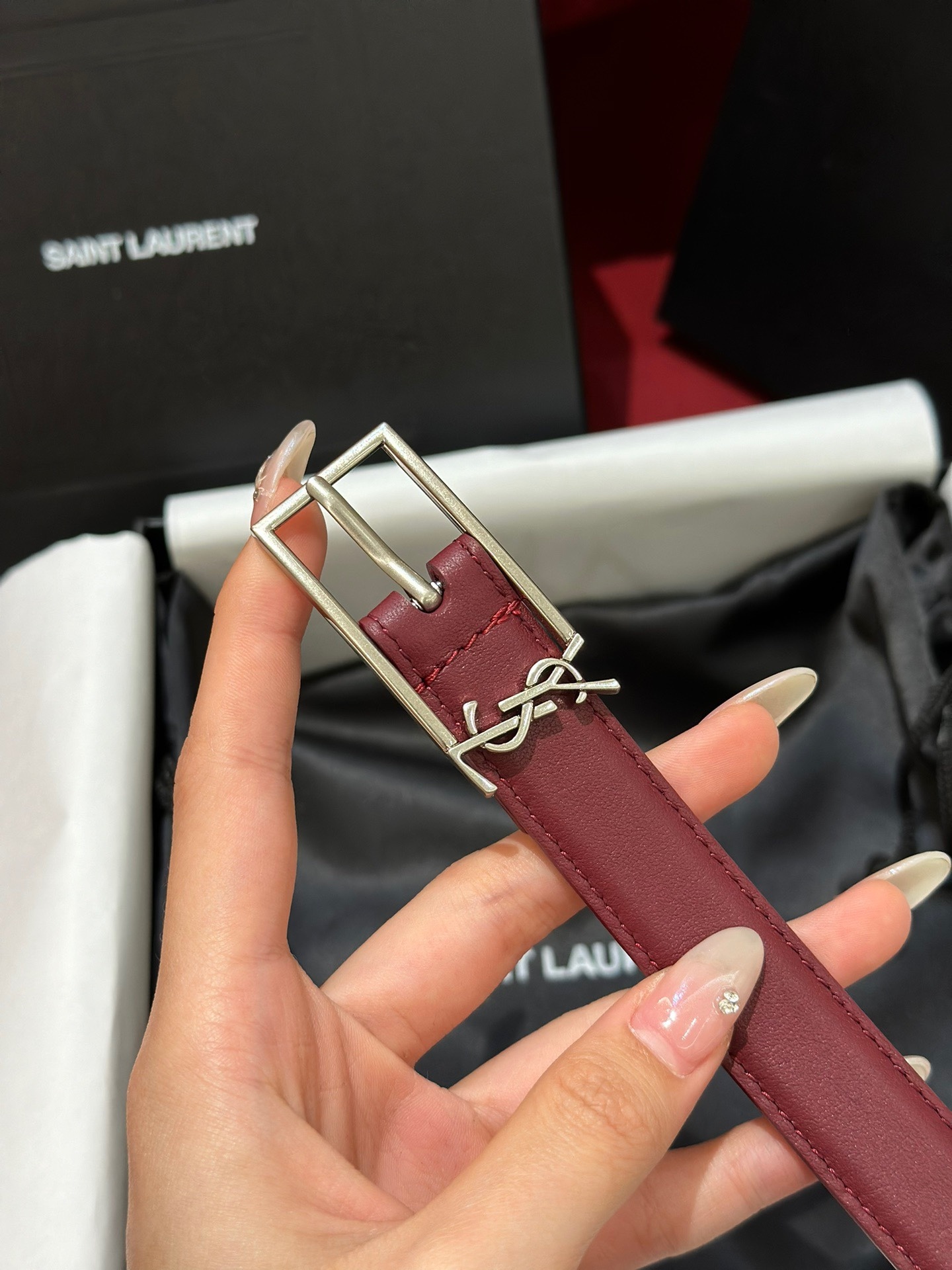 新款聖羅蘭 YSL
這款女款腰帶復古精工金屬扣將復古風與現代時尚相融合，呈現的恰到好處，時尚標配青睞有加，每針每一線都非常精緻，雙面頂級牛皮材質，搭配頂級黃銅針扣寬度2.0