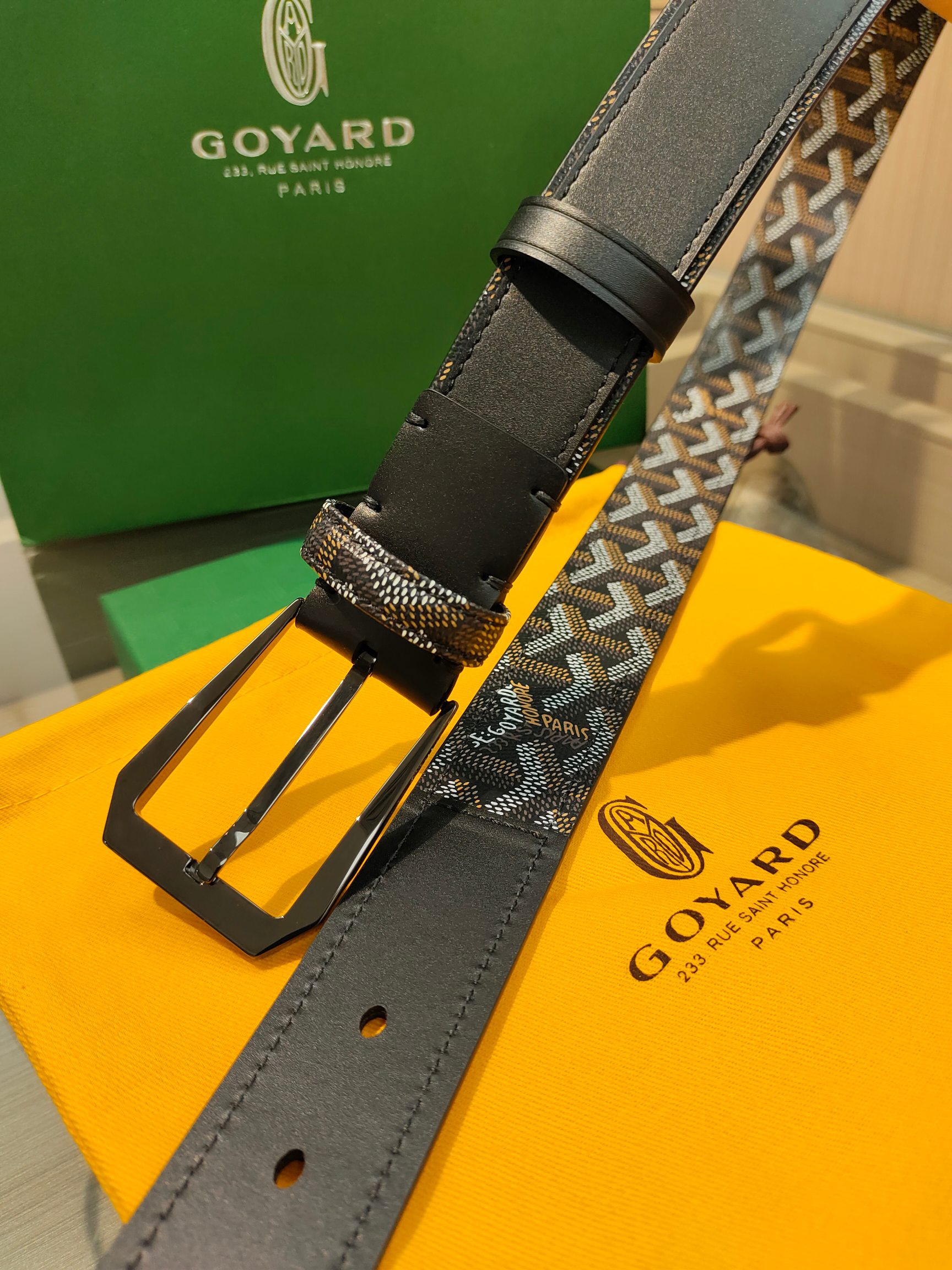 
Goyard(戈雅)腰帶源於法國奢侈品牌，設計風格簡約低調，腰帶身有標誌性帆布搭配進口頭層牛皮，腰帶扣採用簡約精品鋼扣，延續品牌的低調奢華，帶身寬度3.4CM，適用商務休閒日常佩戴。