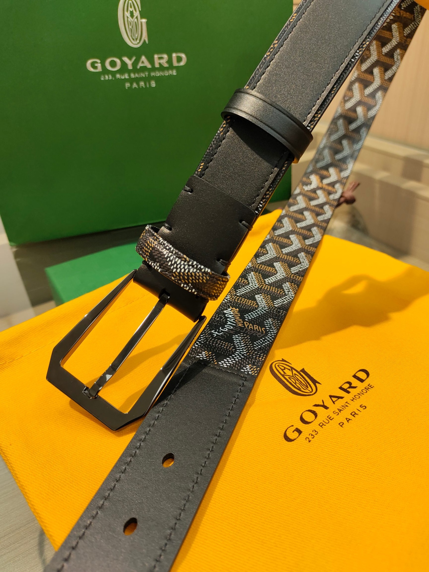 
Goyard(戈雅)腰帶源於法國奢侈品牌，設計風格簡約低調，腰帶身有標誌性帆布搭配進口頭層牛皮，腰帶扣採用簡約精品鋼扣，延續品牌的低調奢華，帶身寬度3.4CM，適用商務休閒日常佩戴。