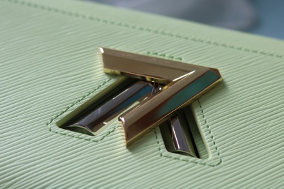 原版品質[玫瑰]歡迎貨比三家[玫瑰]款號：50391/22773/22774/23074/22768[玫瑰][玫瑰][玫瑰]本款Twist中號手袋將品牌標誌性Monogram花卉精巧融入裝飾鏈條，與雙色鎖扣相互呼應，優雅詮釋當季 TwistedFlowers主題。內貼袋之一配有可拆卸鏡子。
23x17x9.5釐米(長度x高x寬) Epi粒面皮革牛皮革飾邊牛皮革內襯金屬件
LVTwist扭鎖
內貼袋，配有可拆卸鏡子後側內貼袋
大號前內袋配有拉鍊袋肩帶:可拆卸，可調節包帶半長:350釐米