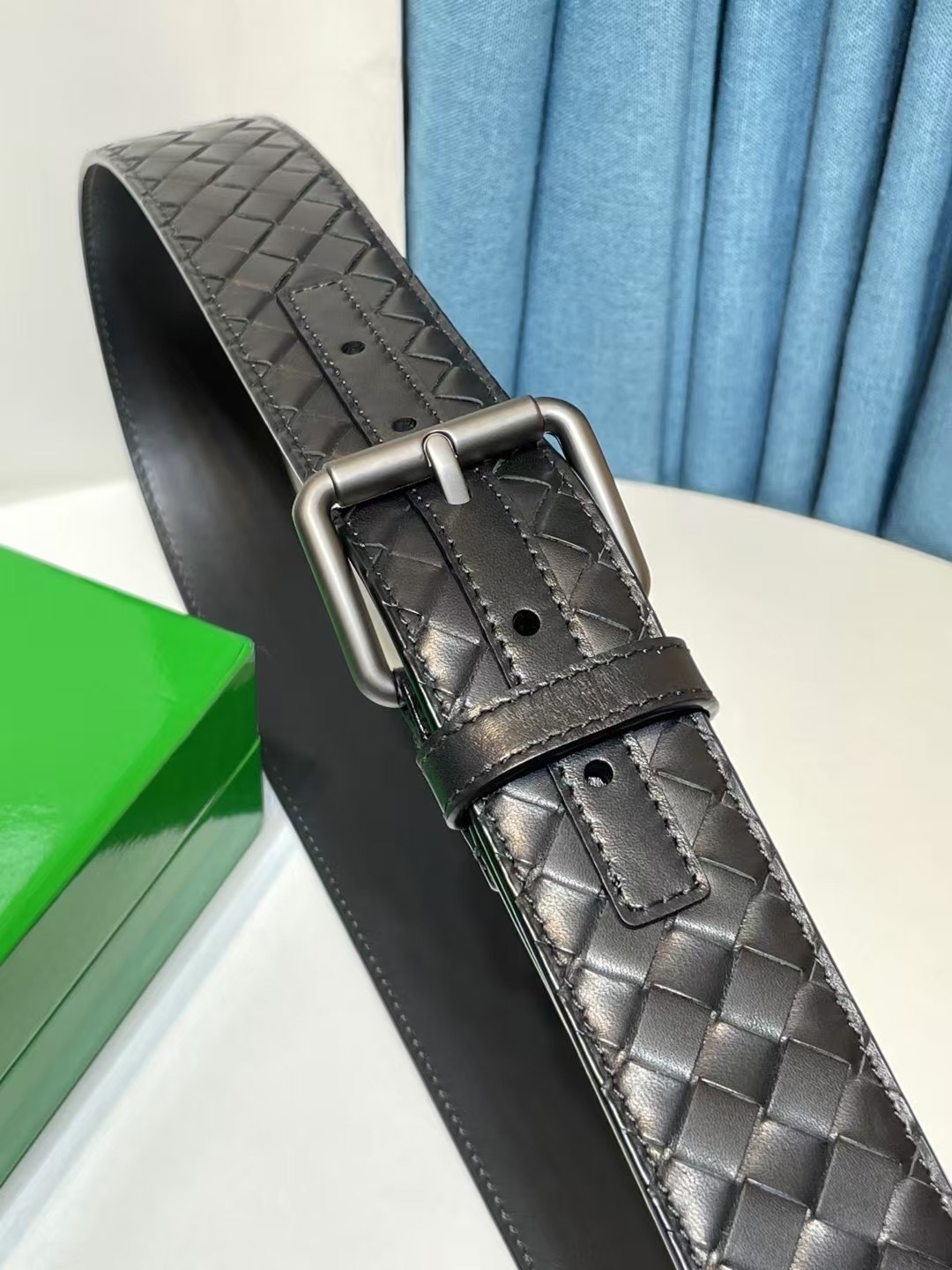 🔥🔥🆕純手工編織皮帶可為休閒裝或正裝造型增添優雅韻味，🔥是低調奢華的典範。[嘴唇]採用意大利柔軟的胎小牛皮全手工精工打造而成，錁色五金扣頭令其更顯獨特別緻、🔥[嘴唇]優雅迷人氣息。[強]4.0cm寬