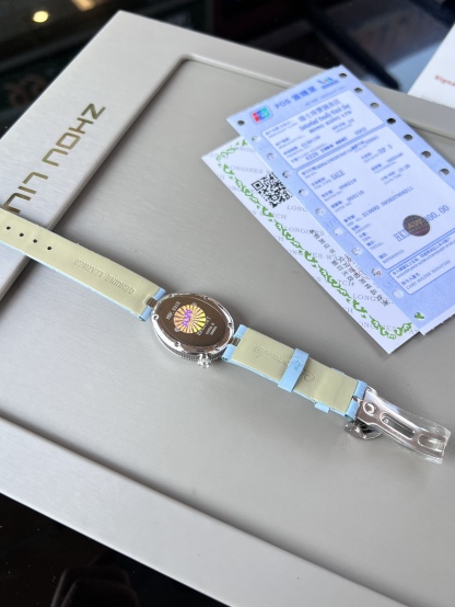 優雅出品史上最強復刻女表——寶璣那不勒斯皇后  黃金殼  系列驚艷登場，修正市場版本的所有不足，高貴典雅，盡顯女王風範！
【表殼】腕表尺寸分別為中號36.5x28.5毫米 小號33 x 25毫米
鵝卵形表殼高雅大氣，表殼外緣飾有錢幣紋。表圈和表殼周圍鑲嵌共117顆施華洛水晶（約0.99克拉）。表冠處鑲有一顆梨形晶石（約0.26克拉）
【精彩細節】
1.與原裝吻合，在表殼背部均打有貴金屬標識，效果清晰工整，彰顯腕表檔次。2.穹面玻璃，從側面看不僅有魚眼效果，還能折射鑽石帶來的璀璨光芒，更顯腕表高貴血統。
3