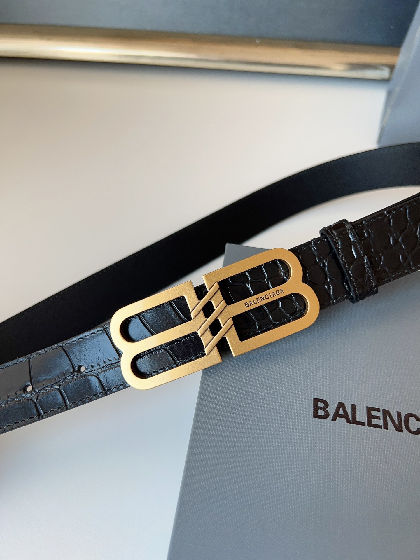 巴黎世家（Balenciaga）寬度3.0cm 是法國的奢侈品牌，作為時尚界最具影響力品牌之一的地位。設計師源於：都市時尚潮流獨特的設計風格，採用進口小牛皮製作；搭配純銅復古五金，使其更具魅力。值得擁有的百搭精品！