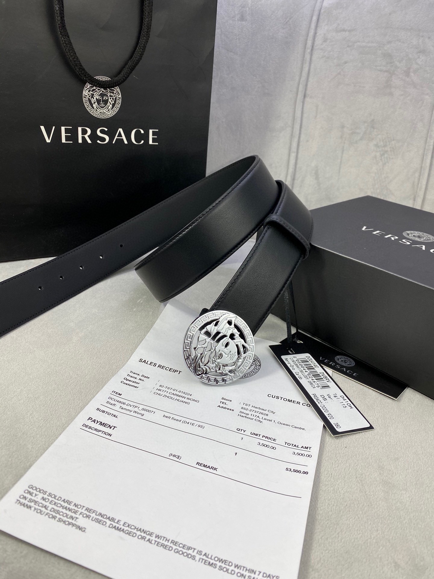 寬度3.8cm VERSACE（範思哲）此款平面皮帶採用小牛皮製成，配有一枚真空電鍍美杜莎頭像腰帶扣，採用穿孔閉合。