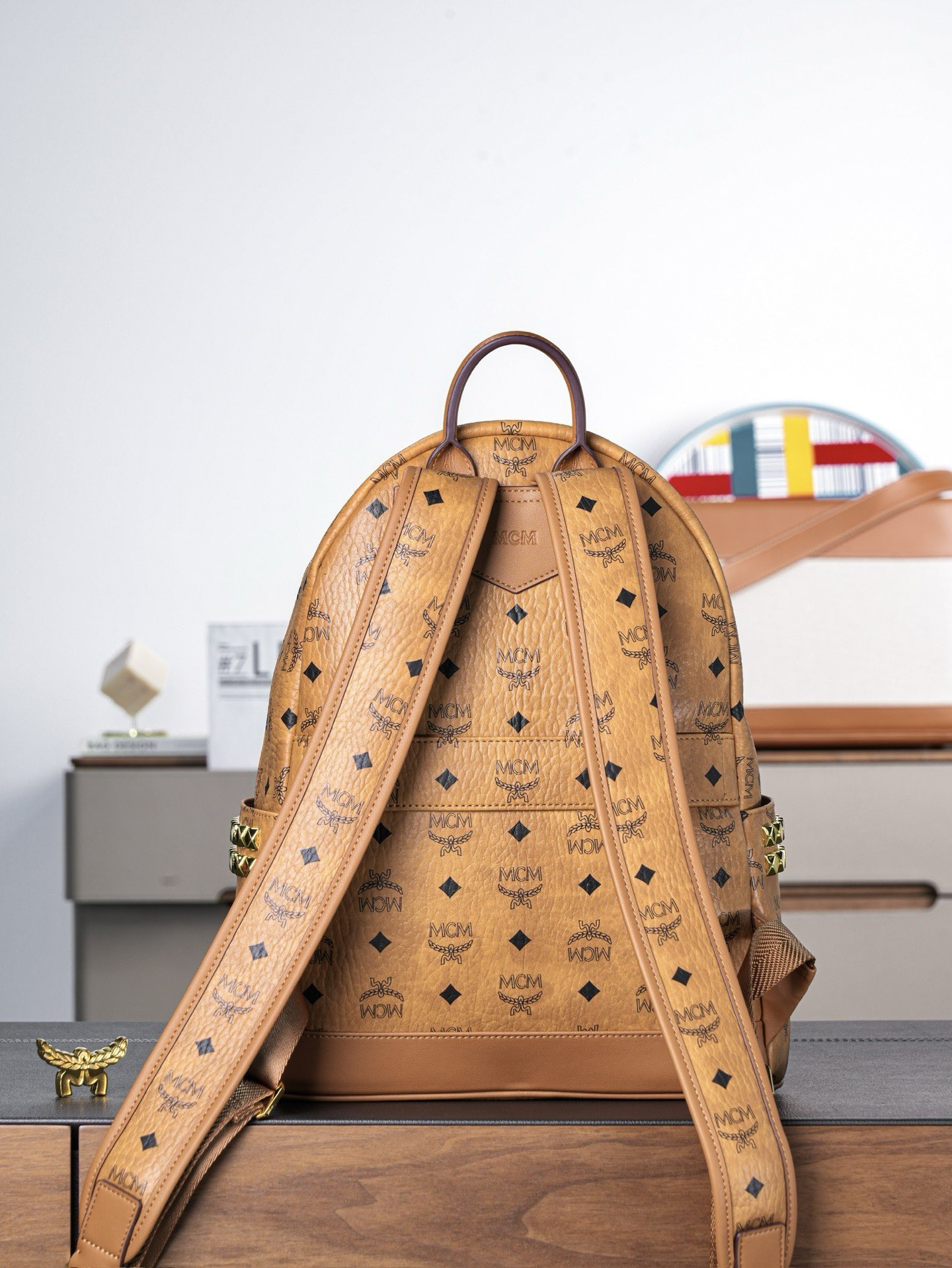 𝙈𝘾𝙈 𝙎𝙩𝙖𝙧𝙠 𝙎𝙞𝙙𝙚 𝙎𝙩𝙪𝙙𝙨𝘽𝙖𝙘𝙠𝙥𝙖𝙘𝙠 𝙞𝙣 𝙑𝙞𝙨𝙚𝙩𝙤𝙨
干邑色小中号#铆钉双肩背包🎒·CP独家出品®️干邑色
这款Visetos经典花纹人造革双肩背包采用金字塔形铆钉装饰及天然Nappa皮革饰边设计。
这一标志性的便携单品展现了全球移动一族的无限精神。这款Stark双肩背包采用经典Visetos及天然Nappa皮革制成，能将电子产品、文件及配饰收纳得井井有条。金字塔形铆钉勾勒出包袋