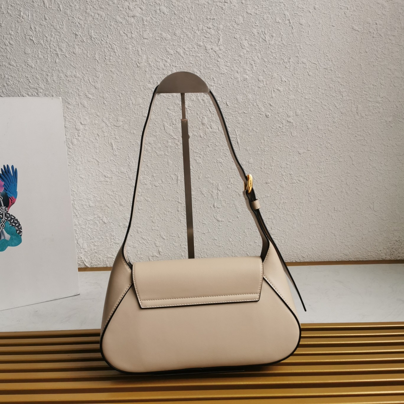 【 原單】P家🌹新款🎉Moon手袋液下包🎉1BD358到貨啦🎉🎉這款簡約Moon液下包為牛皮綻現摩登百搭的魅力。弧形包身設計，肩帶可調長短，磁扣開合翻蓋，便於隨心轉換造型。內配進口小羊皮，設有內袋，金屬配件更添亮麗格調，上身效果非常酷/時尚，又是一款永欠不過時爆款🎉寶寶們，趕緊入手吧🎉 尺寸：長25x高15x底5.5cm🎉🎉🎉🍊！