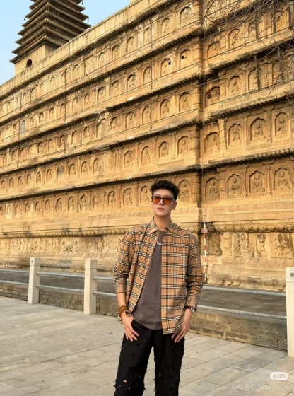 Burberry/巴寶莉 經典口袋小格紋棉質長袖襯衫
面料採用雙股80支梭織小斜紋面料，格紋對位，
紗線定織定染，每個獨立的尺碼都是定位裁片，前幅，口袋，
袖子等部位都是對格對位的，工序複製，費時費料，採用純天然珍珠貝殼紐扣，
洗水嘜定制，多處手工一片一片激光剪裁對位，
所有工序，用料都是ZP做法，區別市面一眼假版本
顏色：卡其小格
S Size：S-XL