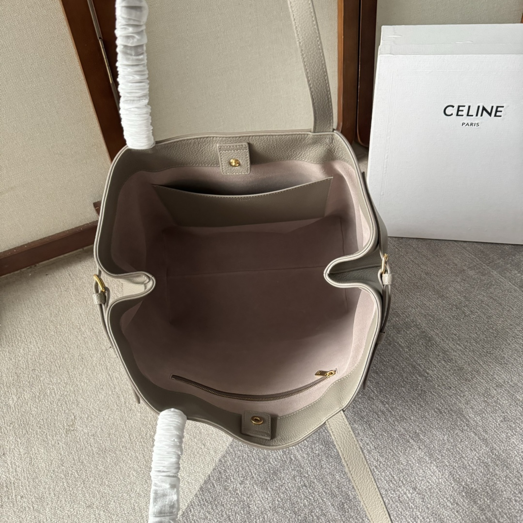 CELINE  24夏季新款Cabas 托特包👜
高級百搭又實用/購物袋的款式
展現著簡約美學和實用性～❤️
大容量設計～無論是日常出街還是通勤 都能輕鬆裝下各種物品～袋口可自主調節大小🌹
款號116853 尺寸：54*29*15cm