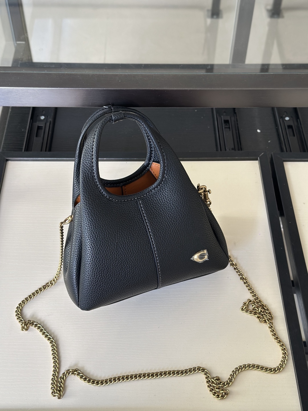 Coach新款首發🔥Lana19 mini號
尺寸：19✖️17cm
精緻小巧，簡約時尚
可手拎，可斜挎 ☑️小號 黑色
尺寸：19✖️17cm