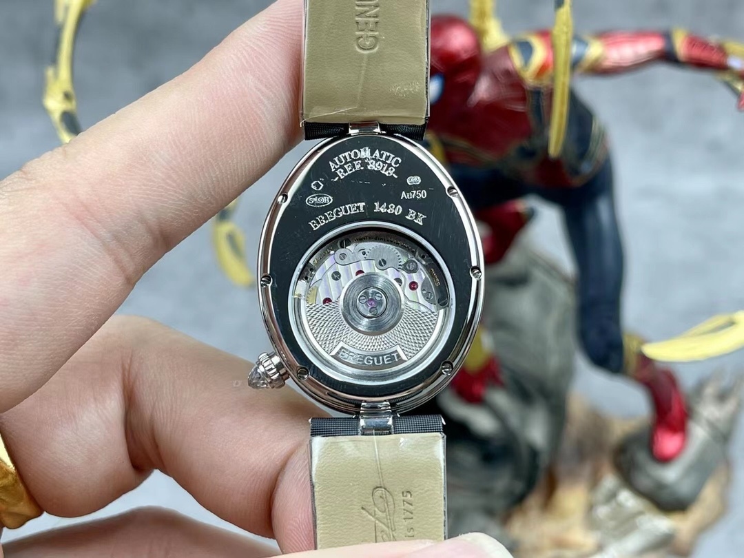 [玫瑰][玫瑰]最強 升級版 頂級 復刻女款 寶璣那不勒斯皇后系列，
【表殼】腕表尺寸分別為中號36.5x28.5毫米 
鵝卵形表殼高雅大氣，表殼外緣飾有錢幣紋。表圈和表殼周圍鑲嵌共117顆施華洛水晶（約0.99克拉）。表冠處鑲有一顆梨形晶石（約0.26克拉）
【精彩細節】
1.與原裝吻合，在表殼背部均打有貴金屬標識，效果清晰工整，彰顯腕表檔次。2.穹面玻璃，從側面看不僅有魚眼效果，還能折射鑽石帶來的璀璨光芒，更顯腕表高貴血統。
3.為了達到原裝K金質量的手感，調試了表殼內部結構的配重，做到重量與原版如出