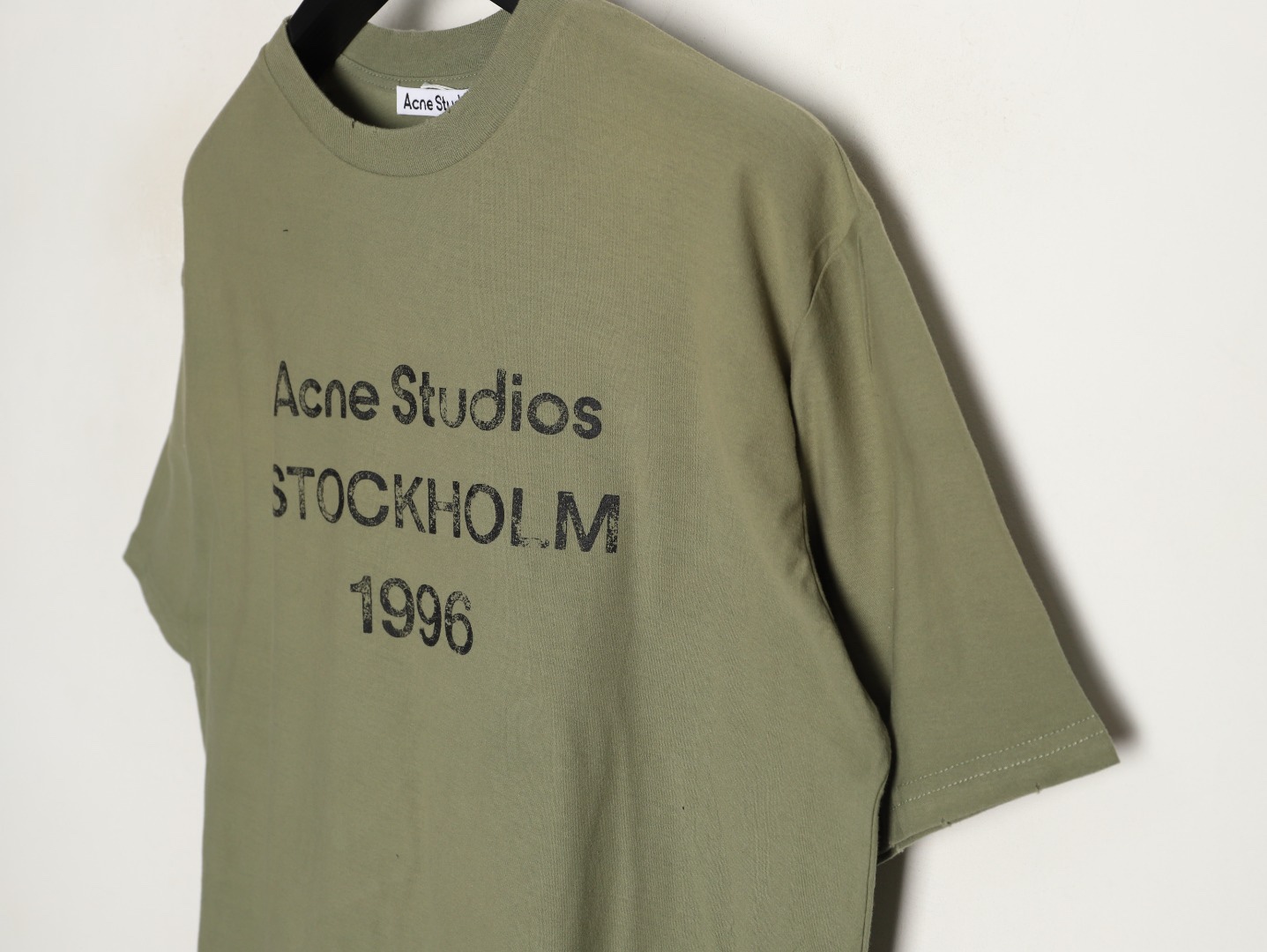 🔝Acne Studios 26SS 1996字母印花短袖T恤
面料是定制定染的32支220g原版雙紗棉，胚布經過高盂環保染色，裁大貨前還要進行高溫環縮水，降低縮水率的同時使得手感更柔軟舒適，印花方面必須五層膠漿，第一遍必須為進口打底漿，填平布料上極為細小的線洞，再由高溫床烤乾再劇頗色，採用油墨因熱平網印花，一共刷五層，每一層間隔為時間為30分鐘，才能保證出來的成品保持原版的質感，全套開發輔料
尺碼：S-XL