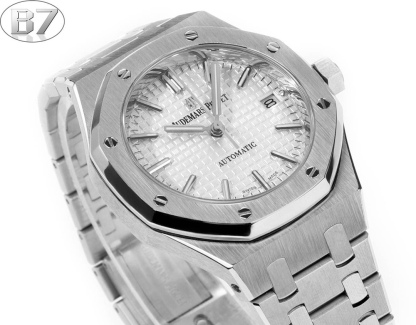 B7  Factory
AP愛彼 女款愛彼皇家橡樹 剔除機芯甲板多餘部分，使之變得更加鏤空——成就鋼表巔峰—— 實力演繹 衛冕“鋼”王！【6大精妙之處】1.正品拆解開模，尺寸為37毫米與正品一致！2.完美還原正品表殼的每一處細節，盡顯正品“稜角分明 堅毅果敢”的陽剛氣質。3.鋼帶的做工無可挑剔，比市面上任何鋼帶表做工均要更上一層樓，鋼帶頭粒和表頭銜接的“緩衝帶”的鬆緊程度與正品一模一樣。4.自動陀的與原裝致敬，是市面唯一做到顏色於原裝一致的版本（市面一般版本均偏紅）其上的ap族徽雕刻獨一無二。