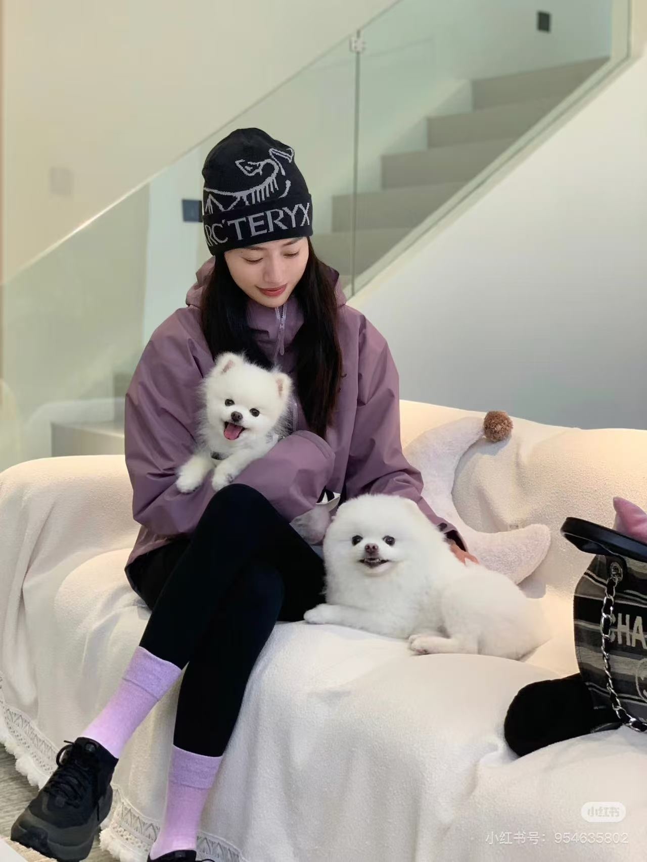 🔝ARC`TERYX 始祖鳥 頂配 Beta SL衝鋒衣
是一款專為戶外探險設計的高性能外套。
採用GORE-TEX 面料。
具備卓越的防水透氣性能，確保在惡劣天氣下依然保持乾爽舒適。
其高質量設計使其便於攜帶，非常適合長時間的徒步和旅行。
Beta SL新色不僅時尚亮眼，還增加了戶外活動中的可見性，提升安全性。獨特的
StormHood™帽兜設計，提供全面的頭部保護，同時不影響視野。
腋下拉鍊設計增強了透氣性，防止過熱。無論是登山、徒步還是日常通勤，始祖鳥Beta SL衝鋒衣都是您不可或缺