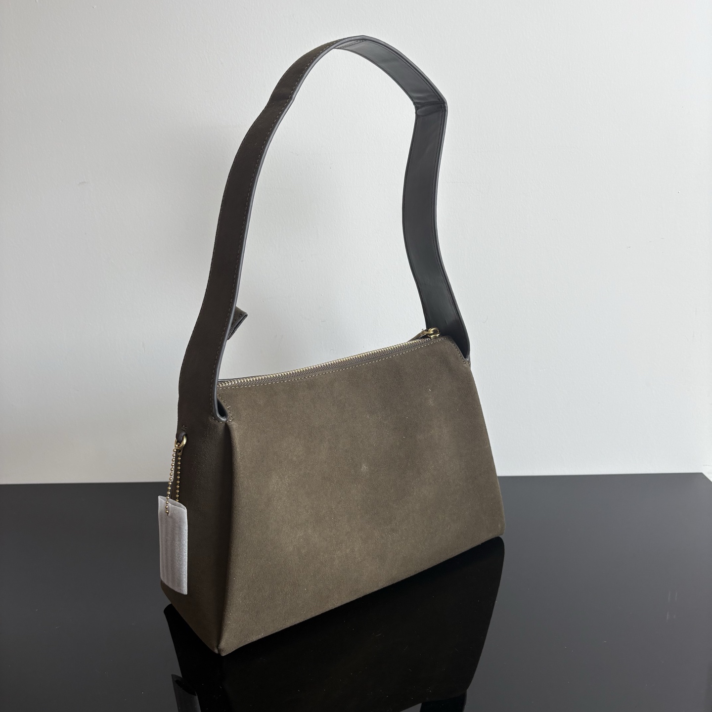 
新款hobo腋下包：CCC45荔枝紋黑色 灰色 酒紅
          CCC48鹿皮棕色 CCC48鹿皮墨綠
作為腋下包超級鬆弛下垂的風格，秋冬單品 容量超大還帶了一個磁扣的暗袋，出行遊玩或通勤都特別實用的一款。

尺寸：10*18*29。