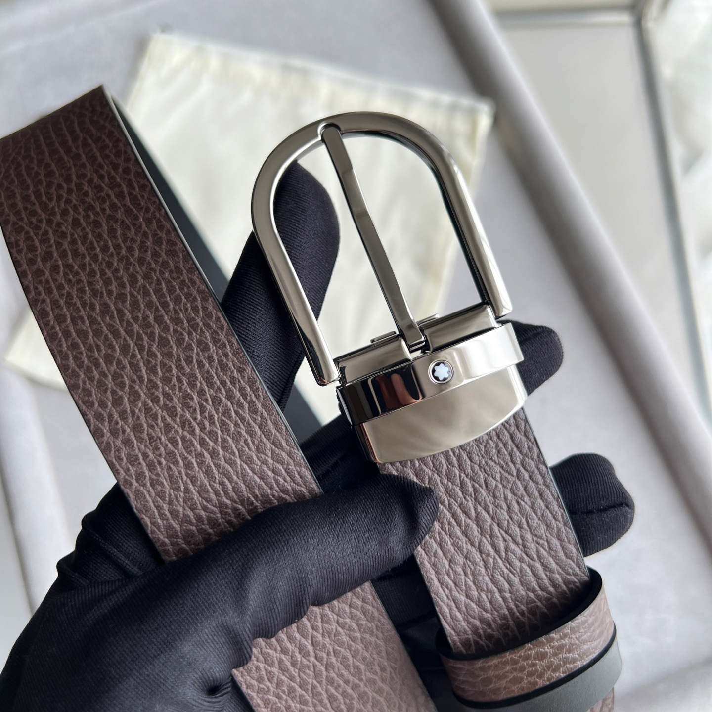 馬蹄形帶扣粒面皮帶（35毫米）
馬蹄形鍍鈀和鍍釕針式帶扣。可調節長度，3.5cm粒面咖色皮革皮帶。融合傳統元素與現代風格的精緻配件。錶帶描述 粒面咖色牛皮 皮革圖案 金屬圓環飾有萬寶龍六角 星品牌標識 搭扣裝置 易開啓裝置，可調節皮帶長度 搭扣形狀 馬蹄形 主要顏色咖色 | 黑色 搭扣類型 針扣式表扣