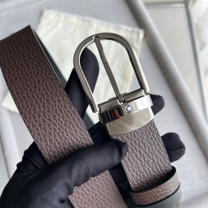 馬蹄形帶扣粒面皮帶（35毫米）
馬蹄形鍍鈀和鍍釕針式帶扣。可調節長度，3.5cm粒面咖色皮革皮帶。融合傳統元素與現代風格的精緻配件。錶帶描述 粒面咖色牛皮 皮革圖案 金屬圓環飾有萬寶龍六角 星品牌標識 搭扣裝置 易開啓裝置，可調節皮帶長度 搭扣形狀 馬蹄形 主要顏色咖色 | 黑色 搭扣類型 針扣式表扣