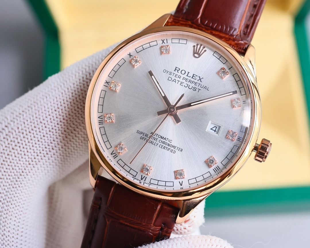 新品特推🔥🔥勞力士ROLEX（實拍圖）商務系列，全表採用316L精鋼，高檔大氣！316L精鋼打造完美多邊形弧度表殼！搭配進口藍寶石玻璃，意大利防水皮帶，原裝針扣！！！搭載原裝進口全自動機械機芯（零返修） ，直徑尺寸40mm 深度防水。 產品實物光澤手感更佳精湛  字盤刻度栩栩如生  殼套工藝都是宗師級別輕身檢驗 加上新時代機器高技鍛造  上手震撼尊貴非凡🔥AD出品 精品不斷🔥