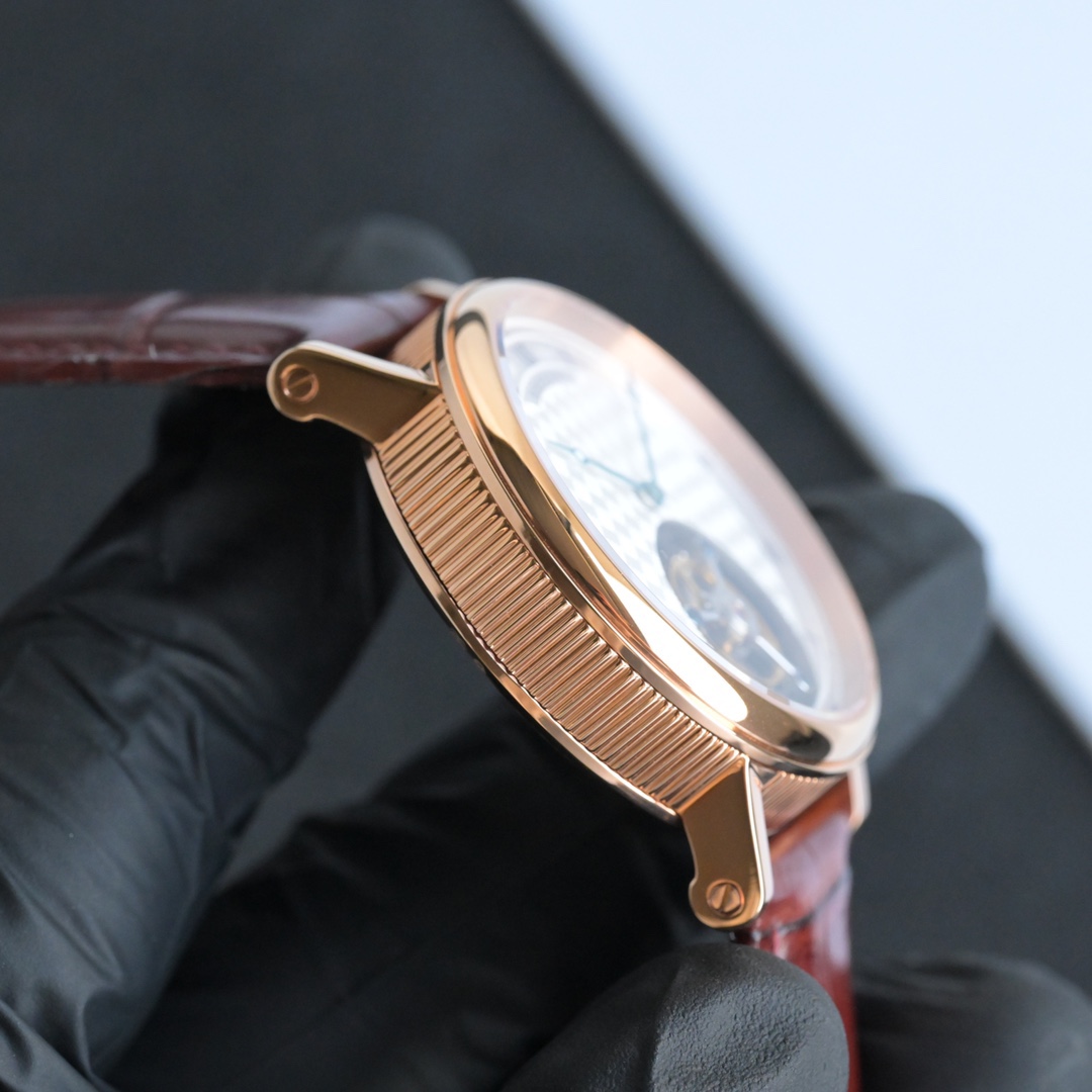 224年前，阿伯拉罕-路易·寶璣先生在他所創立的巴黎鐘錶堤岸制表工坊中，創造了制表史上令無數人贊嘆的陀飛輪調速裝置。這一無比複雜的精密機構彰顯了寶璣先生卓然超群的遠見與創想，時至今日仍對高級制表業有著重要意義。至今，陀飛輪的作用和意義已不僅是提高走時的精准度，而是譜寫了制表領域的輝煌篇章。寶璣陀飛輪時計臻品在百年徵程中不斷創新，超越自我，集精湛機械製造技藝與深厚美學原理於一身，創制出演繹複雜迷人的機械世界。腕表的表冠上刻有著名的寶璣品牌標誌，從側面我們可以看到表王寶璣著名的錢幣紋飾，代表著溫文爾雅