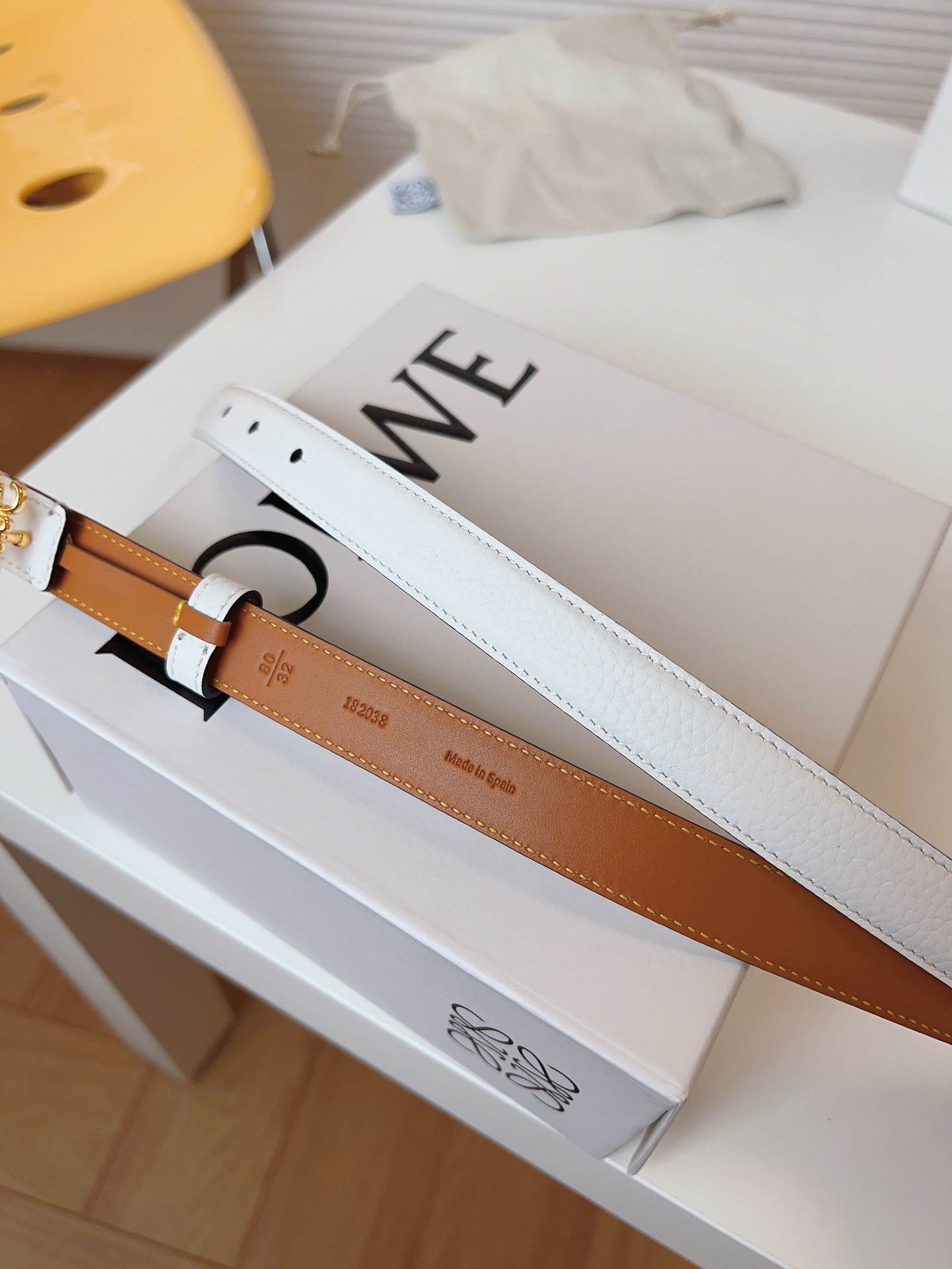 
Loewe 羅意威 經典粒面小牛皮，極簡風格的搭配，腰帶早已不是勒緊褲腰的工具，而是提升衣品，畫龍點睛的飾品；此款腰帶易搭配服飾。皮帶寬度：2.0cm