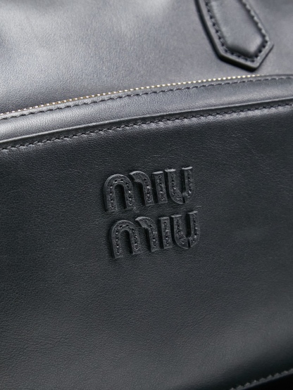 Miu新品特色款式中古机车包，超重工制做，精致柔软做旧擦色小羊皮，呈现百搭复古风格，多口袋元素与精美的五金配件彰显质感与实用性，延续 miu不拘一格，大胆创新，慵懒不鞍却又自然洒脱的风格，个性鲜明，能驾驭各种风格，上班通勤外出旅游都是绝佳选择，容量相当可光
尺寸：32X19 X14 cm