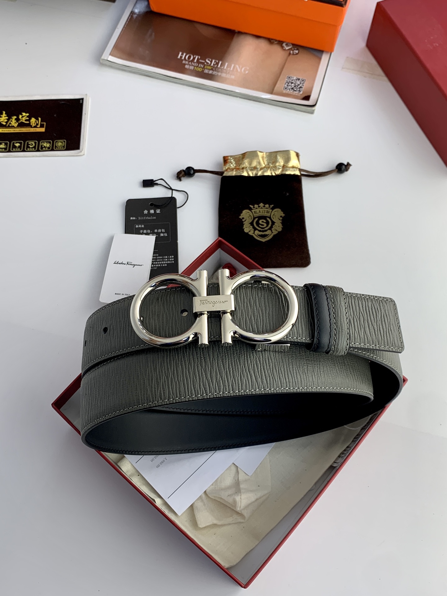 〖F家〗這款皮帶採用雙面小牛皮，搭配純銅八字扣，打造高雅考究的造型。寬3.5cm，長度可調節，達到量身定制般的修身效果。